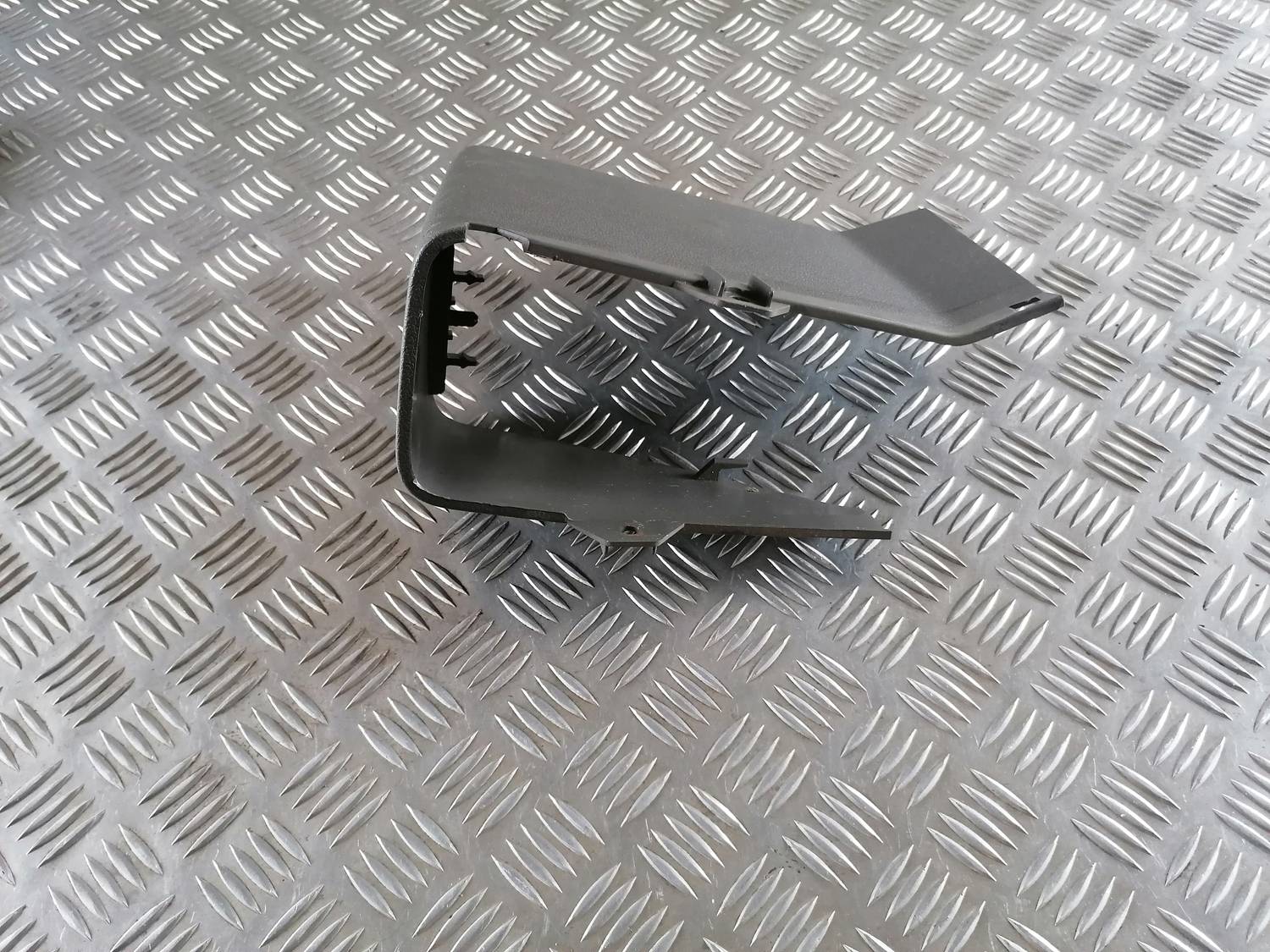 Centrālās konsoles (apdares) sānu panelis priekš VW CRAFTER 2018 3 Centrālās konsoles (apdares) sānu panelis priekš VW CRAFTER 2018