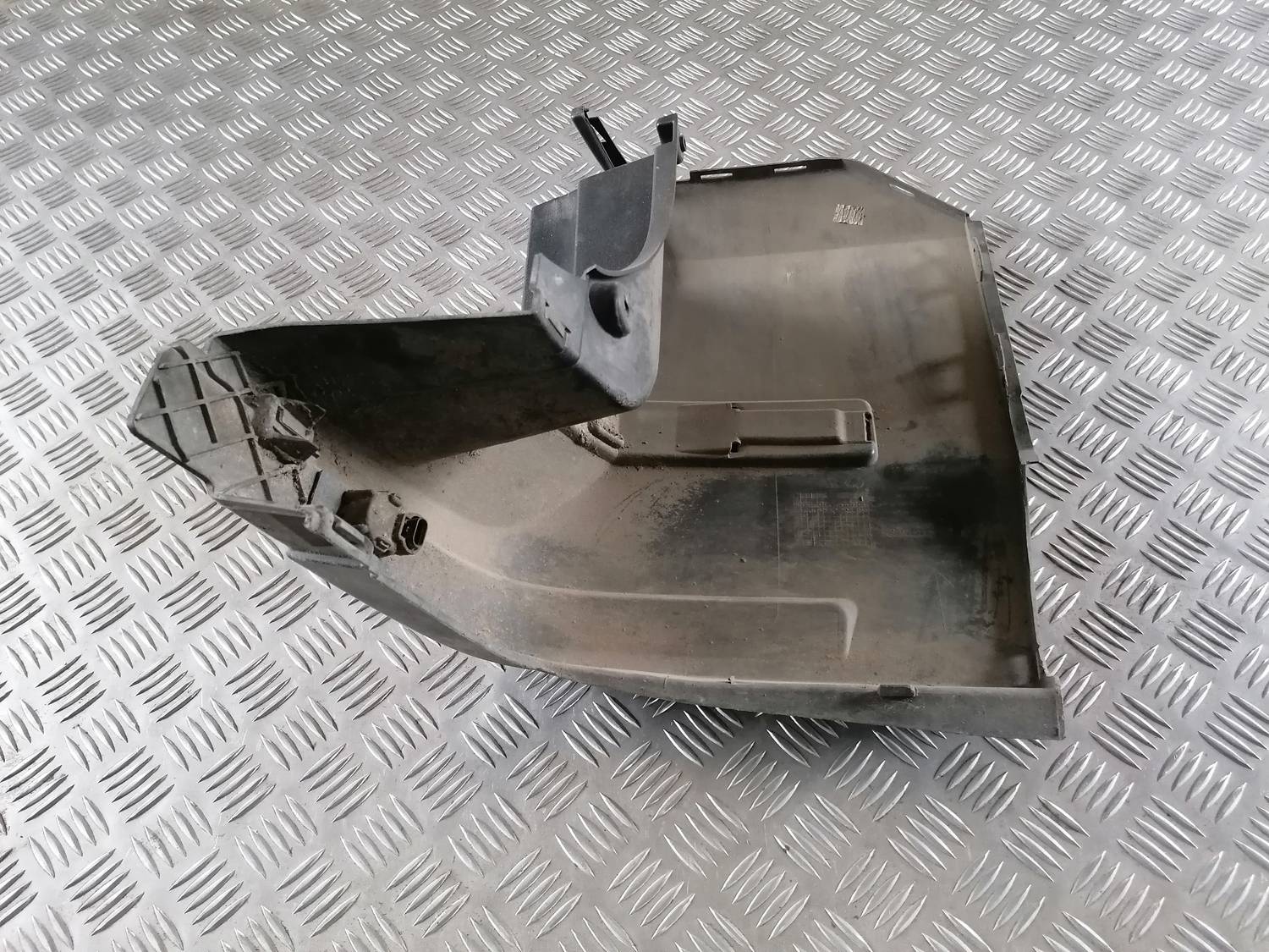 Aizmugurēja bufera stūris priekš VW CRAFTER 2018 3 Aizmugurēja bufera stūris priekš VW CRAFTER 2018