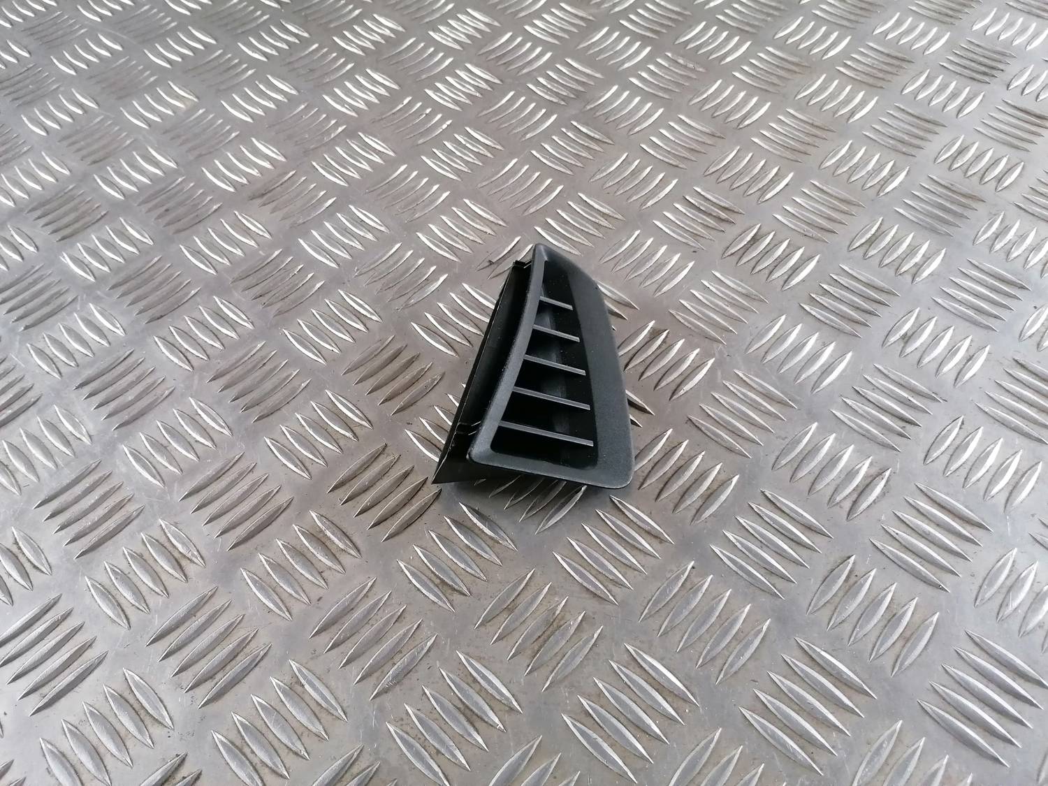 Mērinstrumentu paneļa gaisa vads, pa kreisi priekš VW CRAFTER 2018 1 Mērinstrumentu paneļa gaisa vads, pa kreisi priekš VW CRAFTER 2018