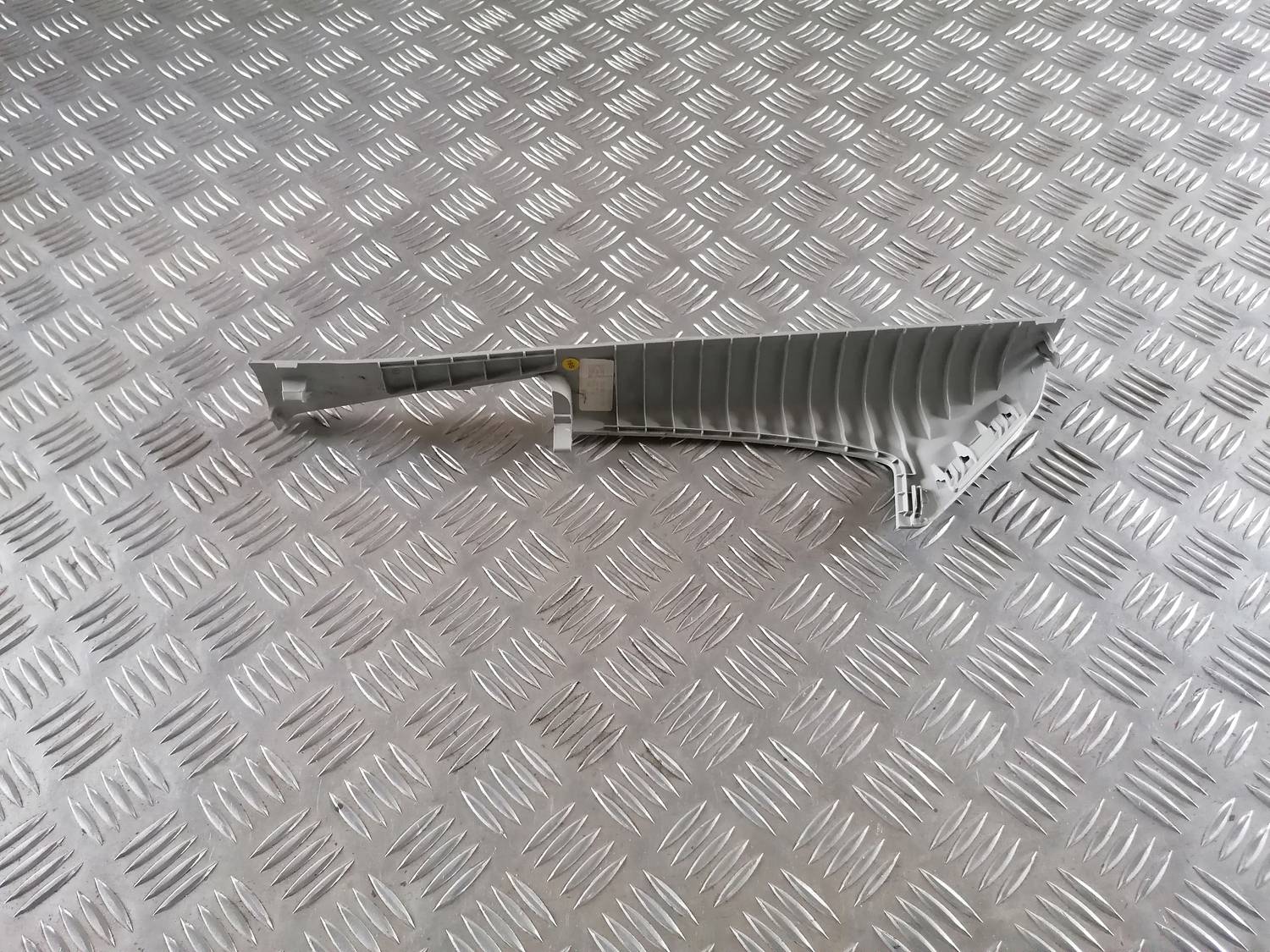 Vidējas salona statnes apdare priekš VW CRAFTER 2018 2 Vidējas salona statnes apdare priekš VW CRAFTER 2018