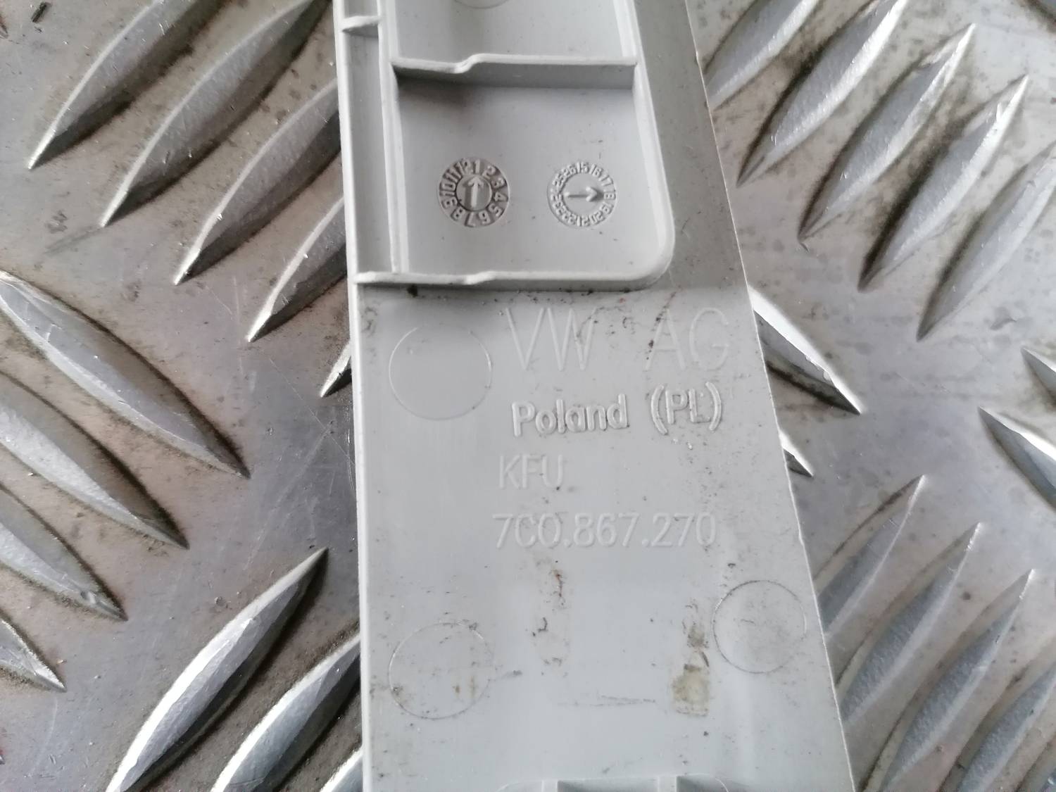 Vidējas salona statnes apdare priekš VW CRAFTER 2018 3 Vidējas salona statnes apdare priekš VW CRAFTER 2018