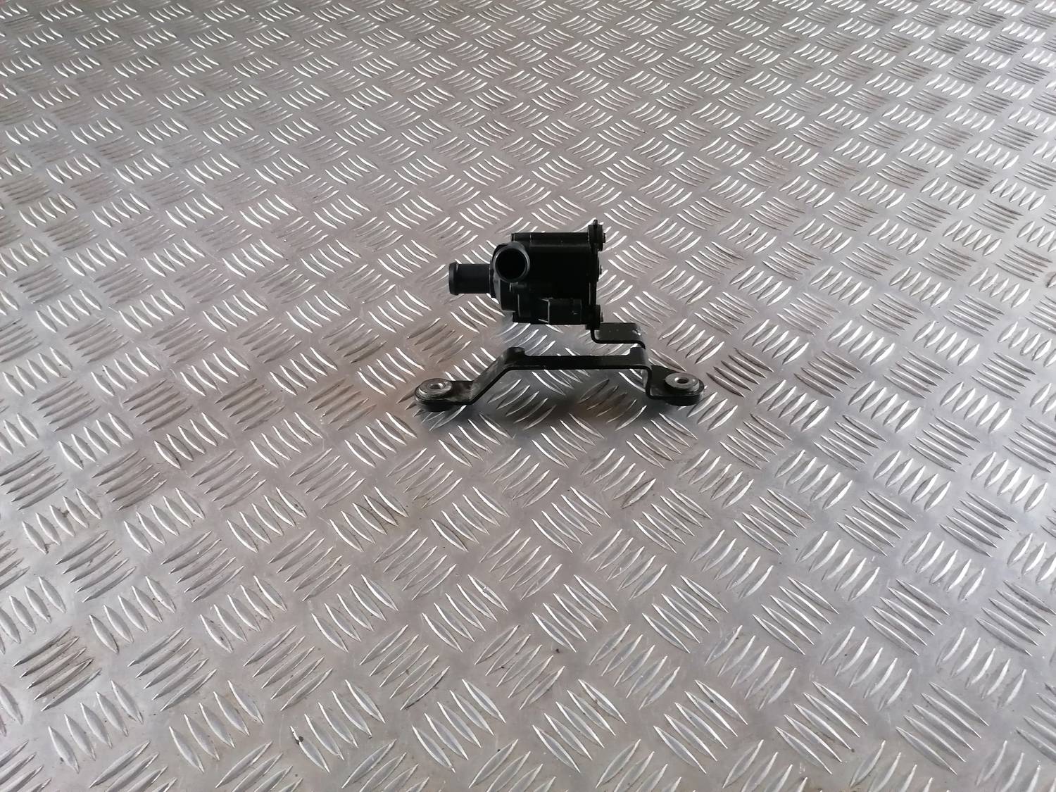 Papildus elektriskais ūdens sūknis priekš VW CRAFTER 2018 1 Papildus elektriskais ūdens sūknis priekš VW CRAFTER 2018