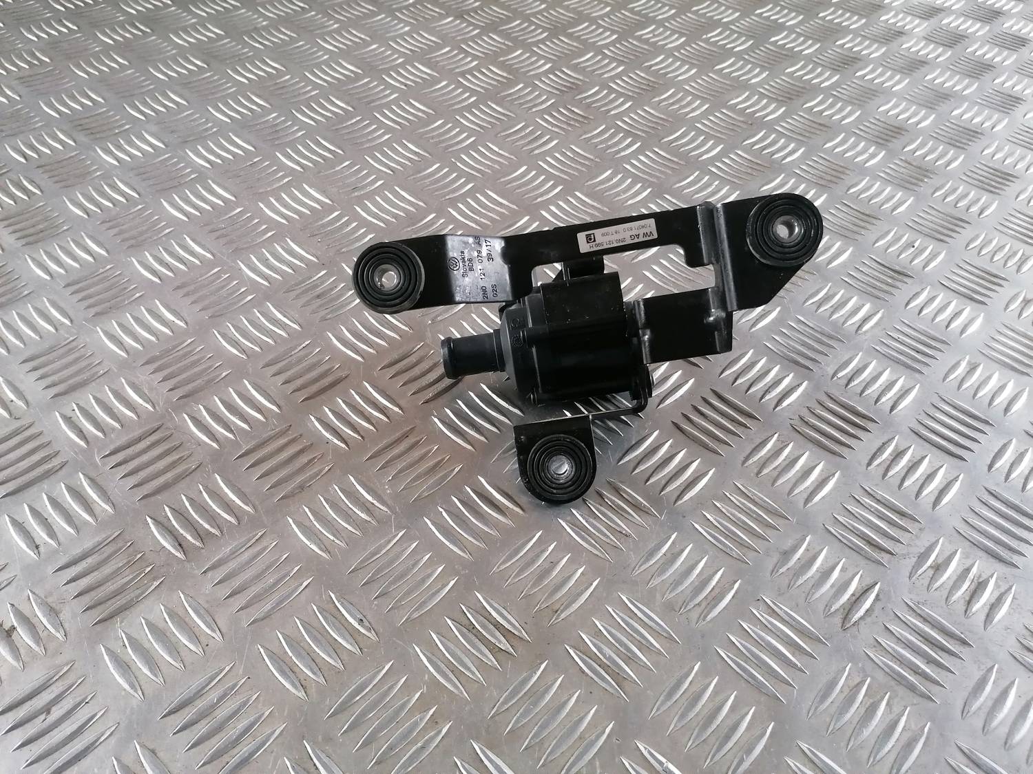 Papildus elektriskais ūdens sūknis priekš VW CRAFTER 2018 3 Papildus elektriskais ūdens sūknis priekš VW CRAFTER 2018