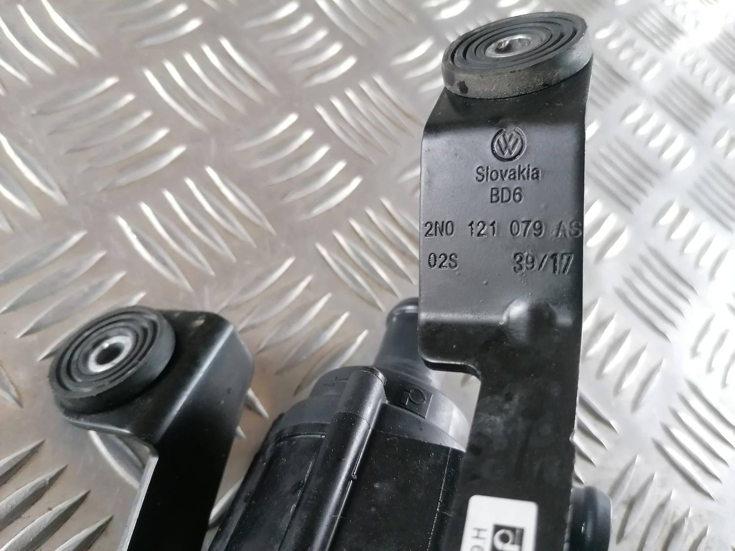 Papildus elektriskais ūdens sūknis priekš VW CRAFTER 2018 4 Papildus elektriskais ūdens sūknis priekš VW CRAFTER 2018