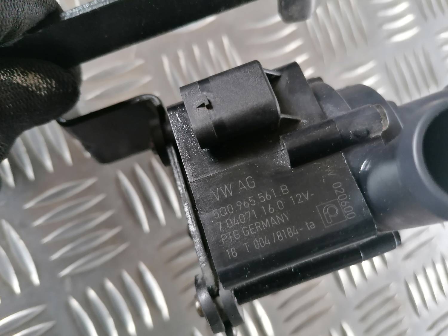 Papildus elektriskais ūdens sūknis priekš VW CRAFTER 2018 7 Papildus elektriskais ūdens sūknis priekš VW CRAFTER 2018