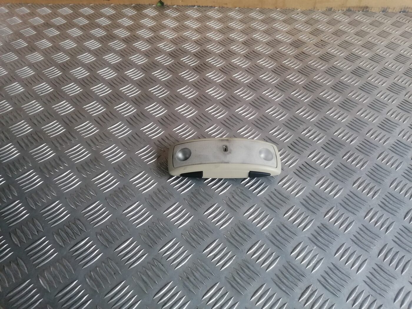 Aizmugurējo sēdvietu apgaismojums priekš VOLVO V70 2009 1 Aizmugurējo sēdvietu apgaismojums priekš VOLVO V70 2009