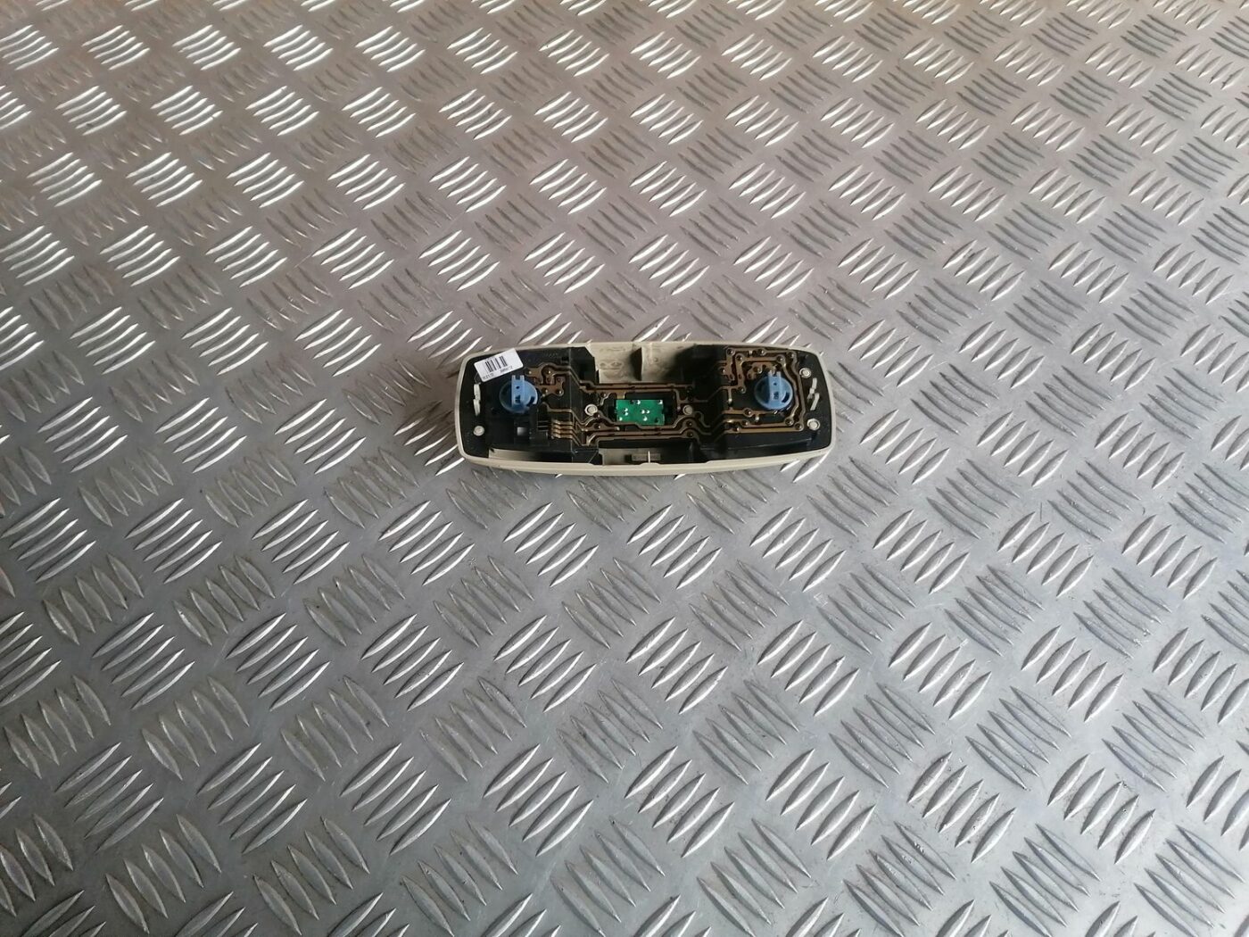 Aizmugurējo sēdvietu apgaismojums priekš VOLVO V70 2009 2 Aizmugurējo sēdvietu apgaismojums priekš VOLVO V70 2009