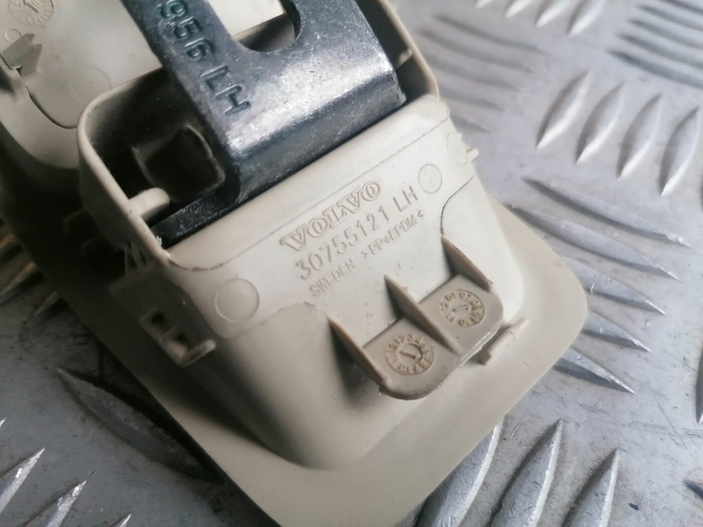 Griestu uzlika priekš VOLVO V70 2009 4 Griestu uzlika priekš VOLVO V70 2009