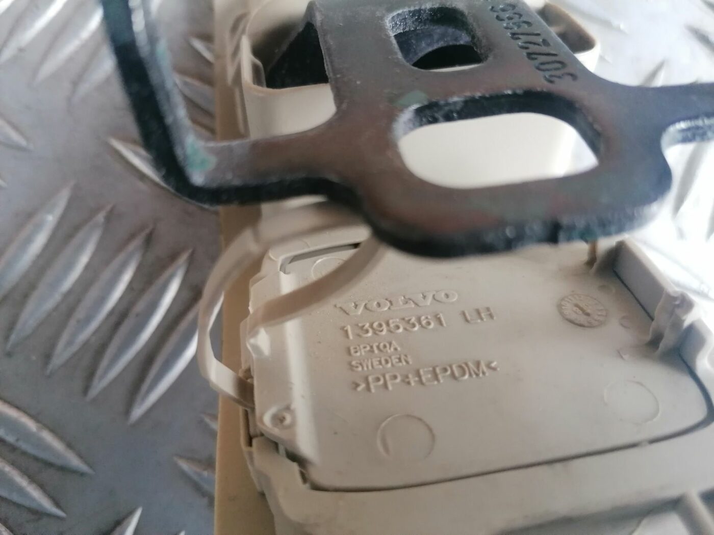 Griestu uzlika priekš VOLVO V70 2009 3 Griestu uzlika priekš VOLVO V70 2009