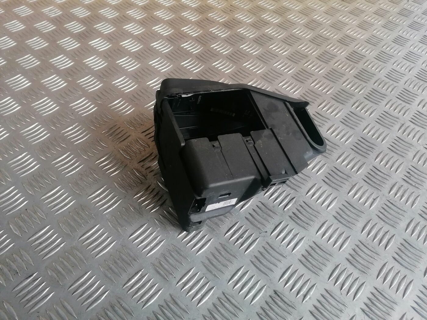 Drošinātāju kārbas korpuss priekš VOLVO V70 2009 2 Drošinātāju kārbas korpuss priekš VOLVO V70 2009