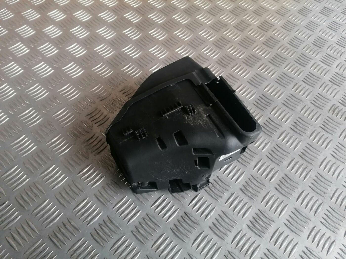 Drošinātāju kārbas korpuss priekš VOLVO V70 2009 4 Drošinātāju kārbas korpuss priekš VOLVO V70 2009