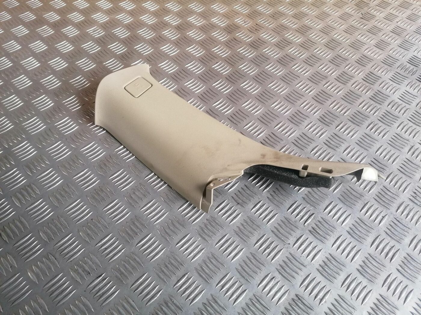 Aizmugurējas salona statnes apdare priekš VOLVO V70 2009 1 Aizmugurējas salona statnes apdare priekš VOLVO V70 2009