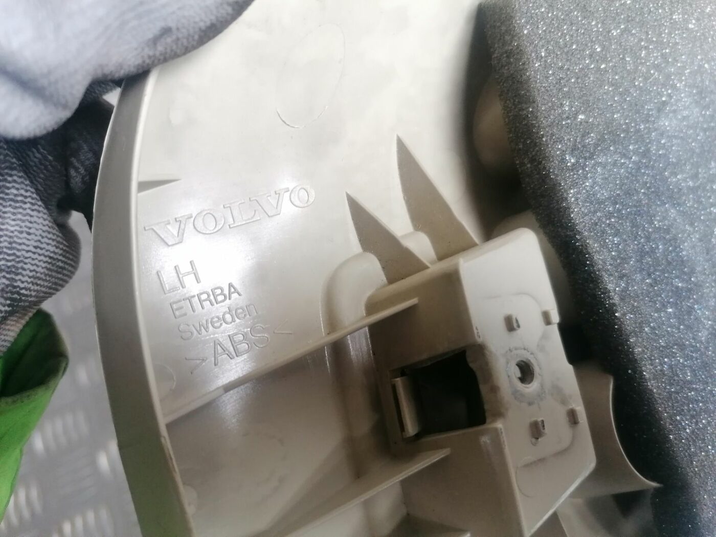 Aizmugurējas salona statnes apdare priekš VOLVO V70 2009 3 Aizmugurējas salona statnes apdare priekš VOLVO V70 2009