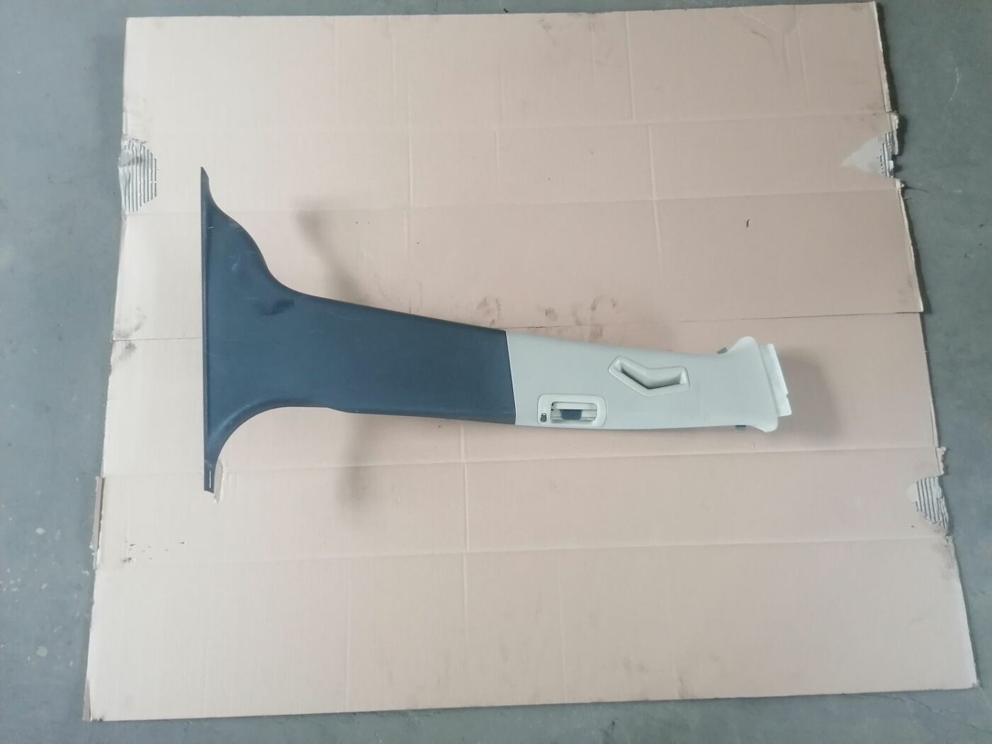 Vidējas salona statnes apdare priekš VOLVO V70 2009 1 Vidējas salona statnes apdare priekš VOLVO V70 2009