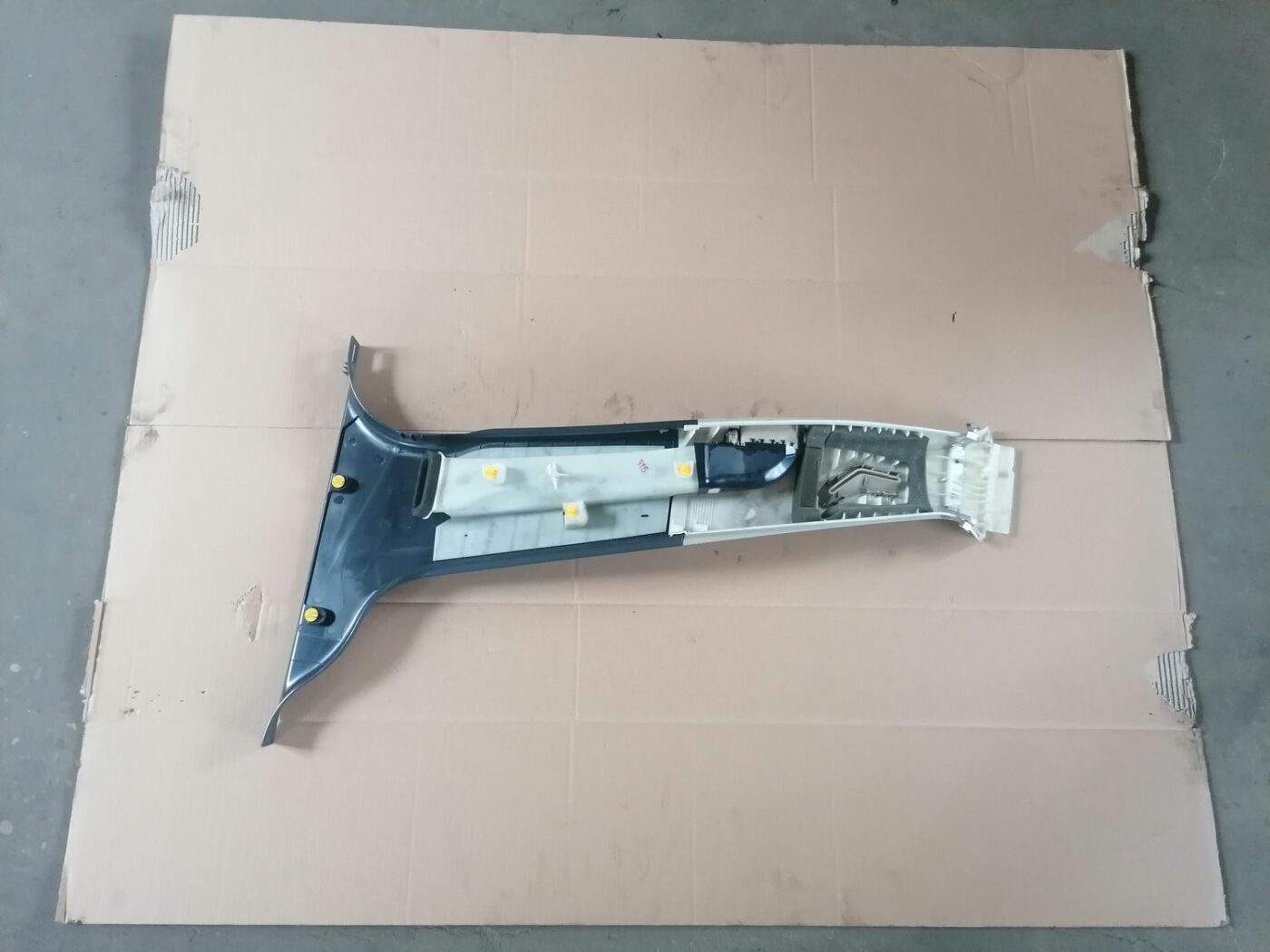 Vidējas salona statnes apdare priekš VOLVO V70 2009 5 Vidējas salona statnes apdare priekš VOLVO V70 2009