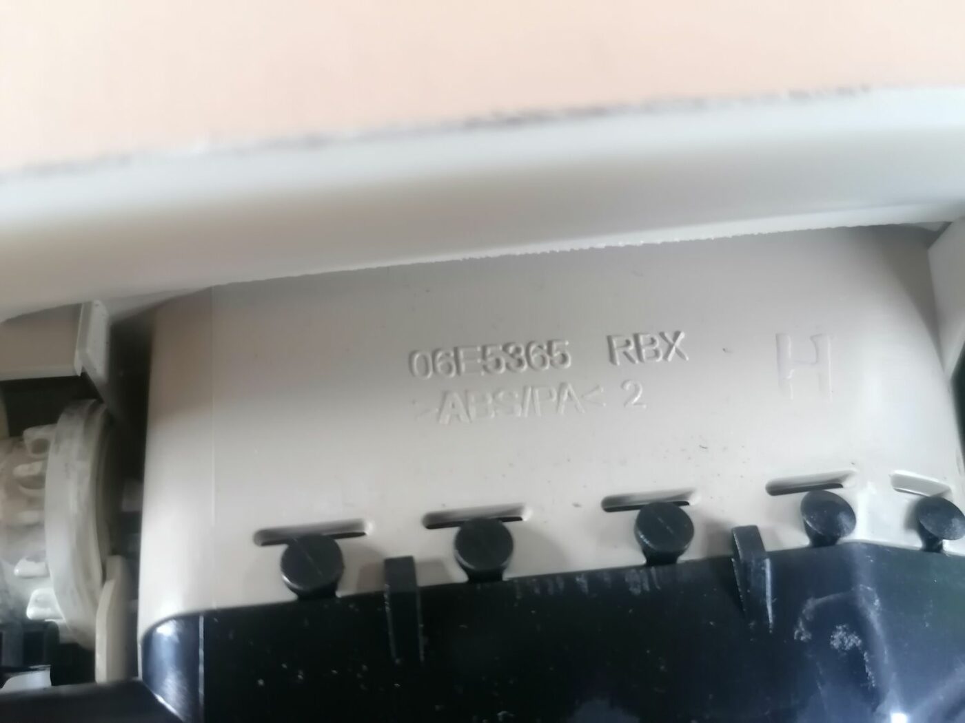 Vidējas salona statnes apdare priekš VOLVO V70 2009 3 Vidējas salona statnes apdare priekš VOLVO V70 2009