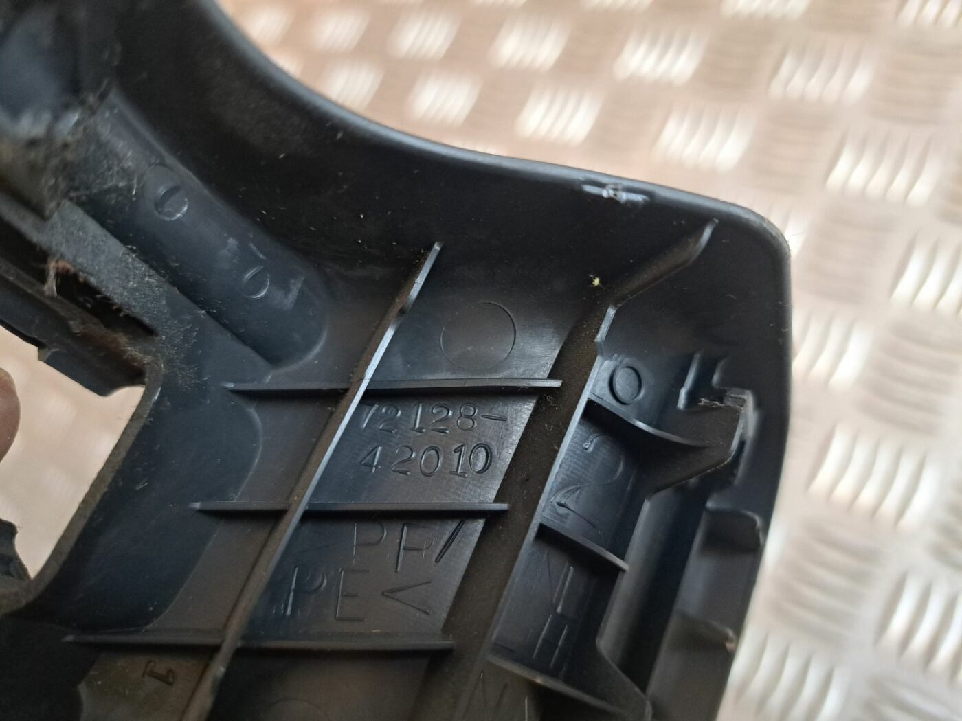 Priekšējā kreisā sēdekļa sliežu apdare priekš TOYOTA RAV 4 2006 3 Priekšējā kreisā sēdekļa sliežu apdare priekš TOYOTA RAV 4 2006