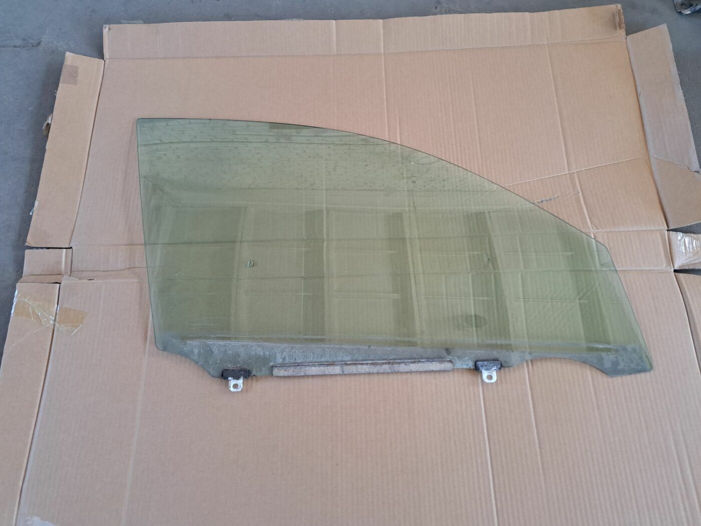 Priekšējo labo durvju stikls priekš TOYOTA RAV 4 2006 1 Priekšējo labo durvju stikls priekš TOYOTA RAV 4 2006