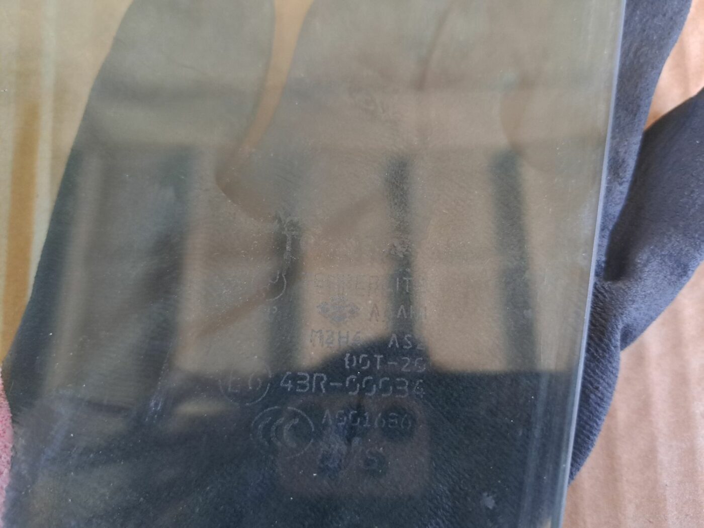 Priekšējo labo durvju stikls priekš TOYOTA RAV 4 2006 2 Priekšējo labo durvju stikls priekš TOYOTA RAV 4 2006