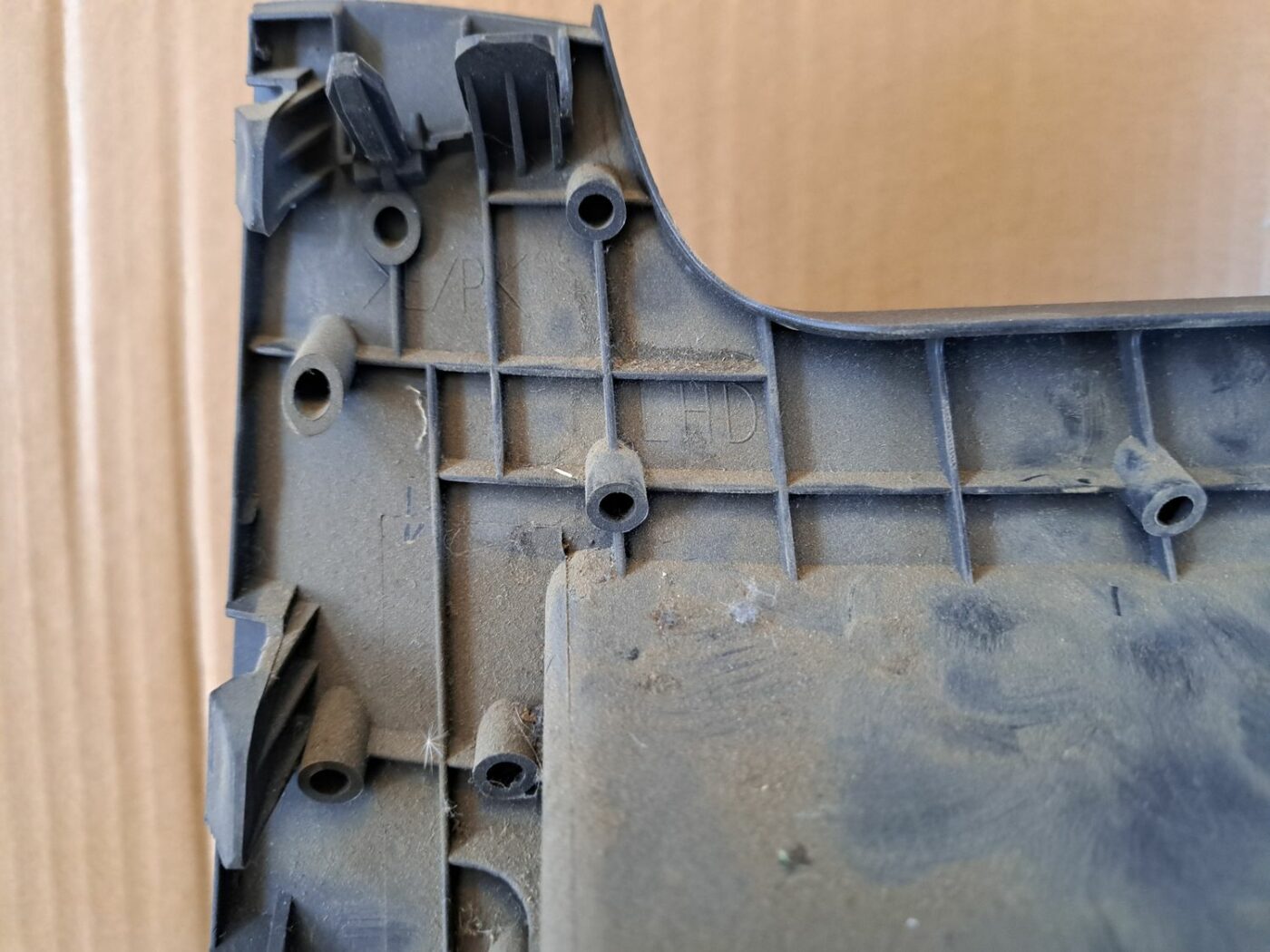 Mērinstrumentu paneļa apdare (zem stūres) priekš TOYOTA RAV 4 2006 3 Mērinstrumentu paneļa apdare (zem stūres) priekš TOYOTA RAV 4 2006