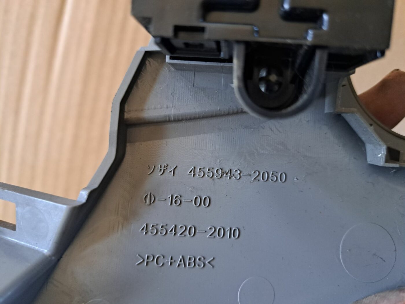 Mērinstrumentu paneļa dekoratīvais rāmis priekš TOYOTA RAV 4 2006 5 Mērinstrumentu paneļa dekoratīvais rāmis priekš TOYOTA RAV 4 2006