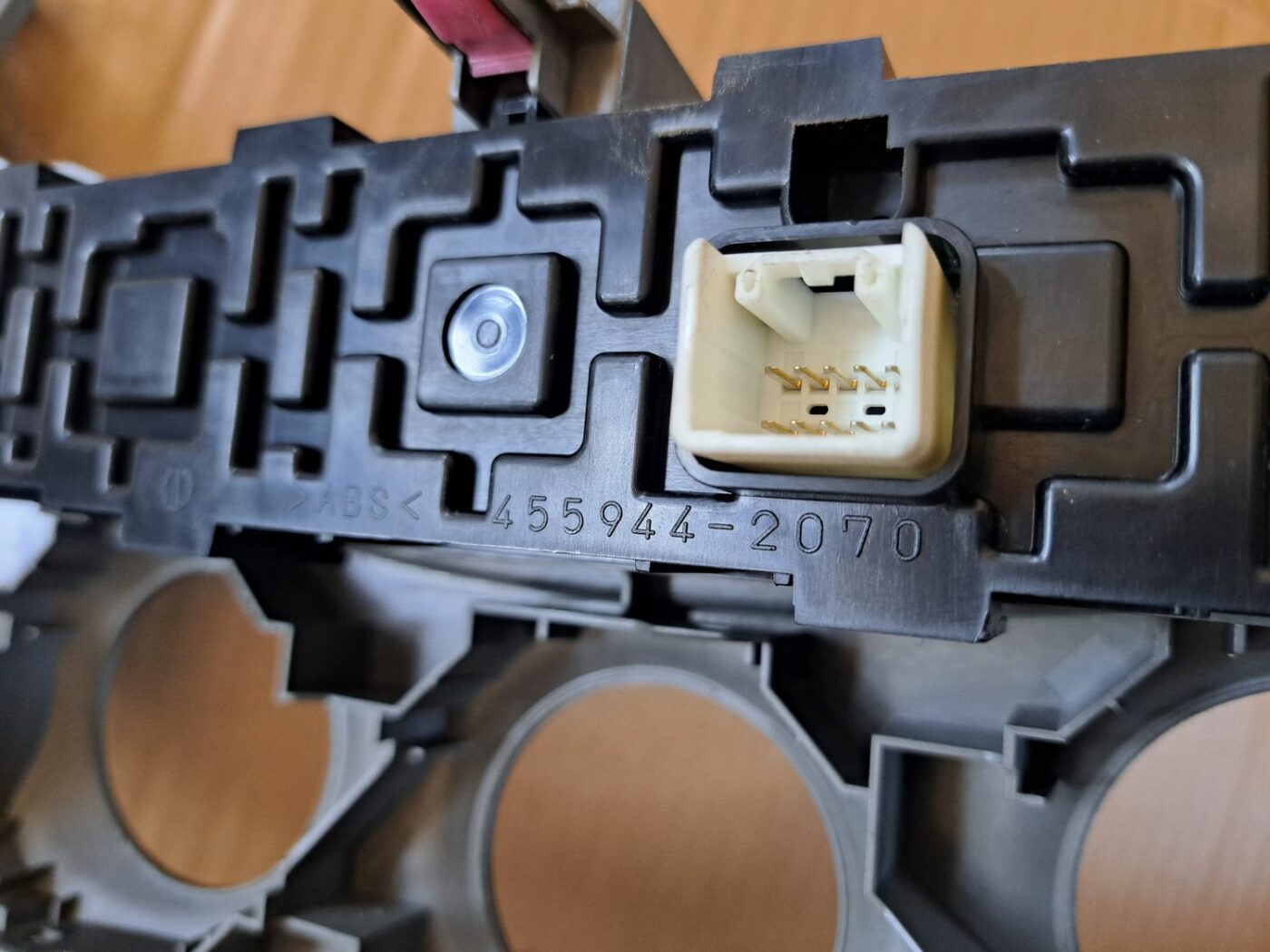 Mērinstrumentu paneļa dekoratīvais rāmis priekš TOYOTA RAV 4 2006 4 Mērinstrumentu paneļa dekoratīvais rāmis priekš TOYOTA RAV 4 2006