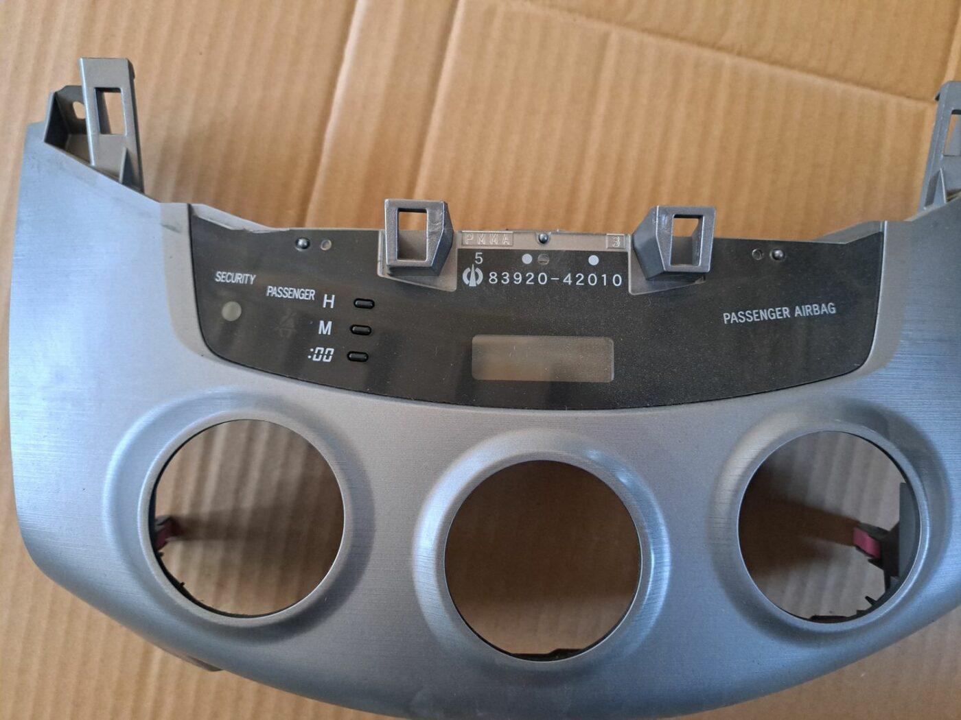 Mērinstrumentu paneļa dekoratīvais rāmis priekš TOYOTA RAV 4 2006 3 Mērinstrumentu paneļa dekoratīvais rāmis priekš TOYOTA RAV 4 2006