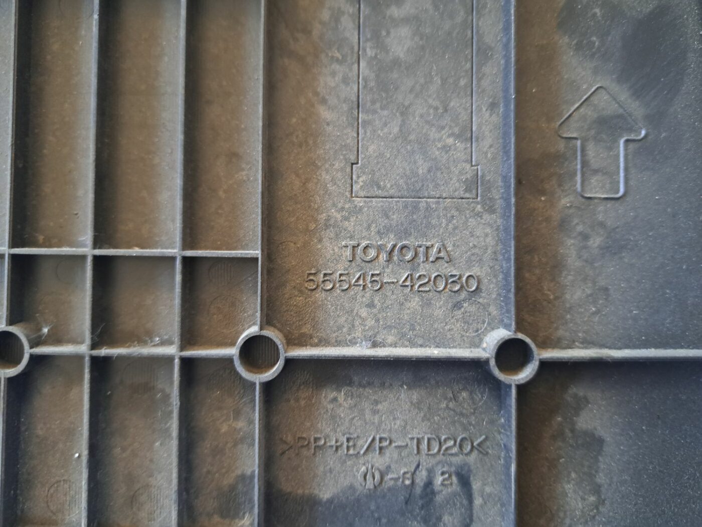 Drošinātāju kārbas korpusa vāks priekš TOYOTA RAV 4 2006 3 Drošinātāju kārbas korpusa vāks priekš TOYOTA RAV 4 2006