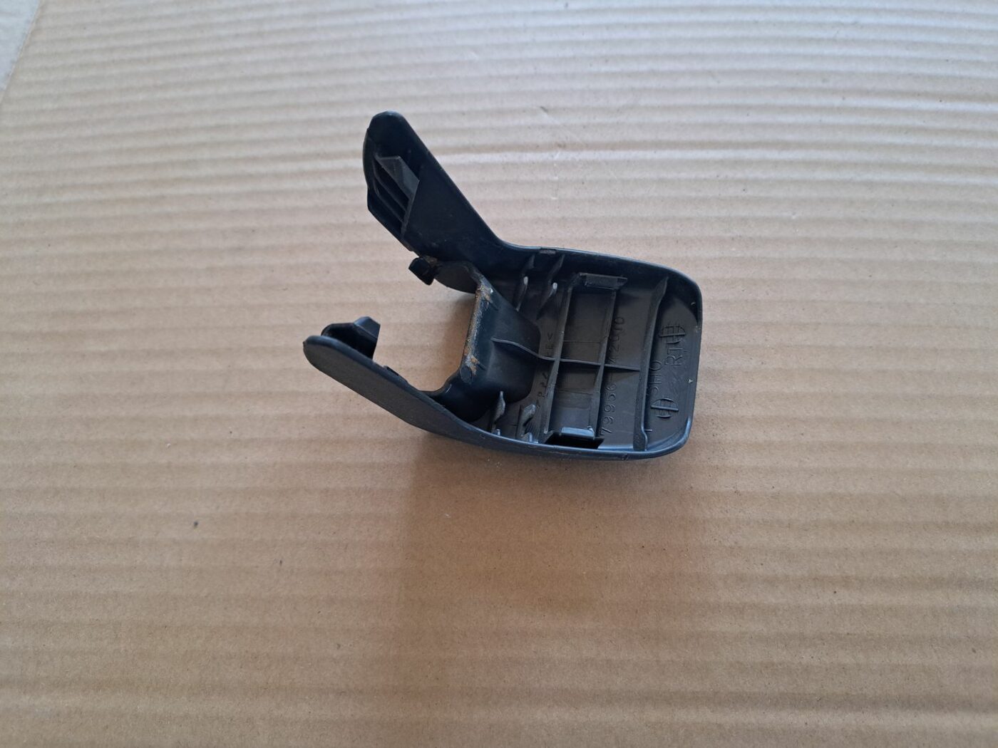 Aizmugurējā sēdekļa sliežu apdare priekš TOYOTA RAV 4 2006 2 Aizmugurējā sēdekļa sliežu apdare priekš TOYOTA RAV 4 2006