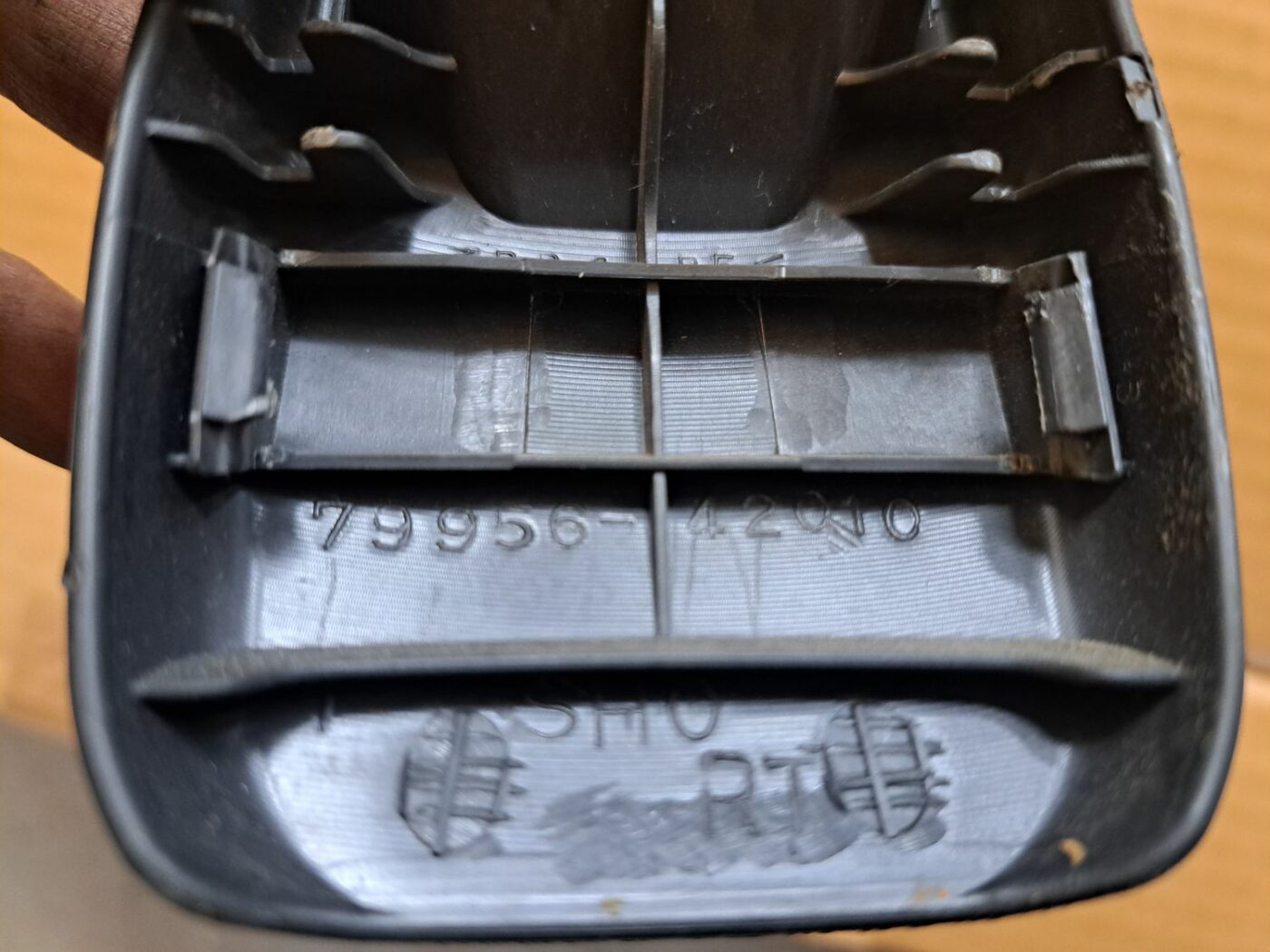 Aizmugurējā sēdekļa sliežu apdare priekš TOYOTA RAV 4 2006 3 Aizmugurējā sēdekļa sliežu apdare priekš TOYOTA RAV 4 2006