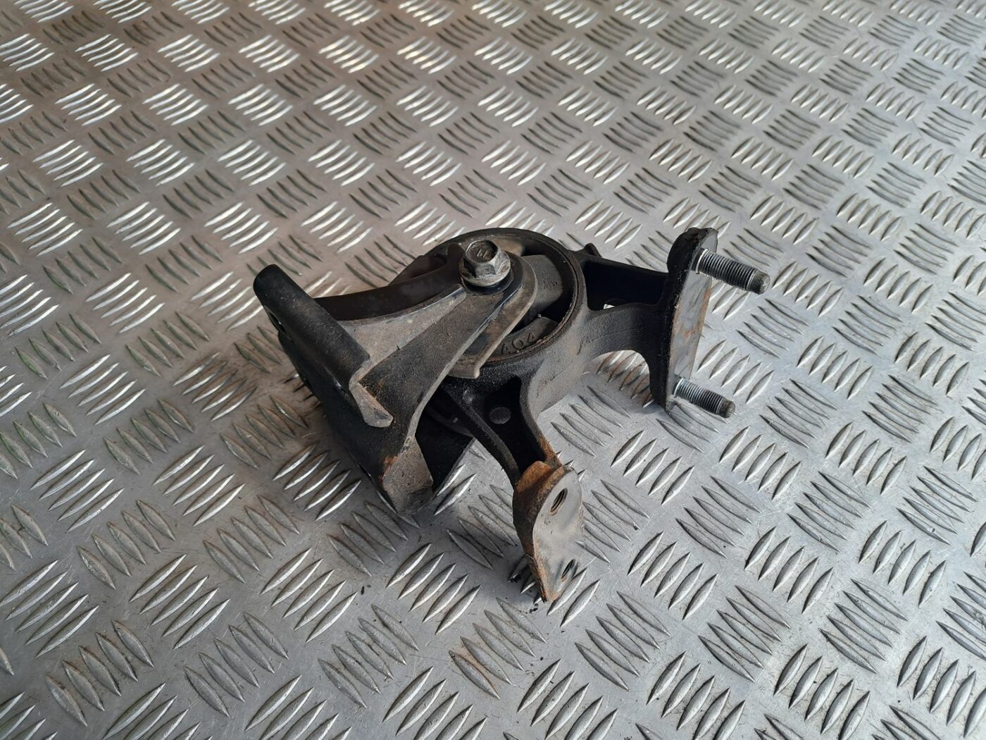 Dzinēja kronšteins priekš TOYOTA RAV 4 2006 2 Dzinēja kronšteins priekš TOYOTA RAV 4 2006