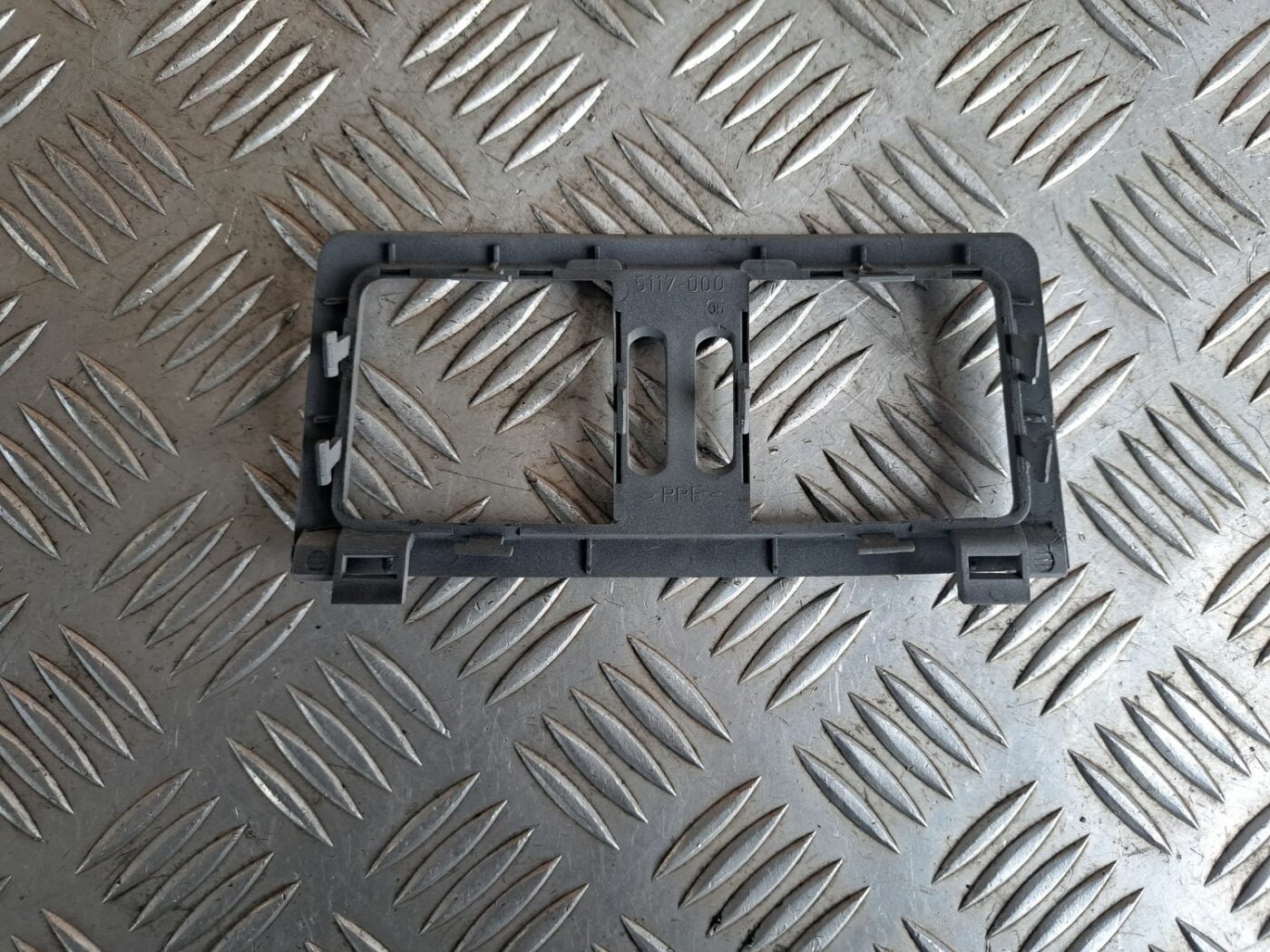 Centrālās konsoles dekoratīvais rāmis priekš BMW 525 E60 2004 BLACK 2 Centrālās konsoles dekoratīvais rāmis priekš BMW 525 E60 2004 BLACK