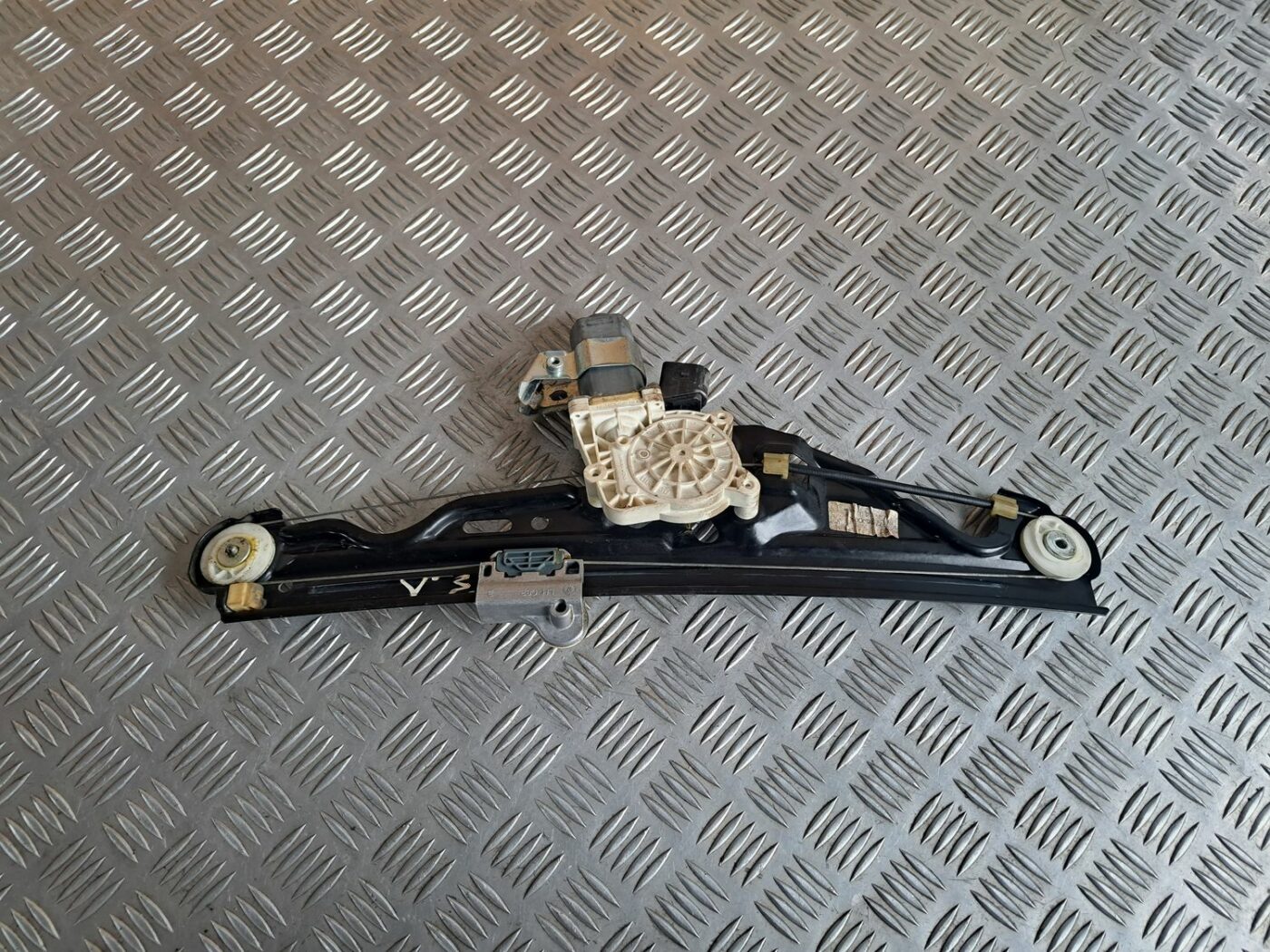 Stikla pacelšanas mehānisms aizmugurējais kreisais priekš BMW 525 E60 2004 BLACK 2 Stikla pacelšanas mehānisms aizmugurējais kreisais priekš BMW 525 E60 2004 BLACK