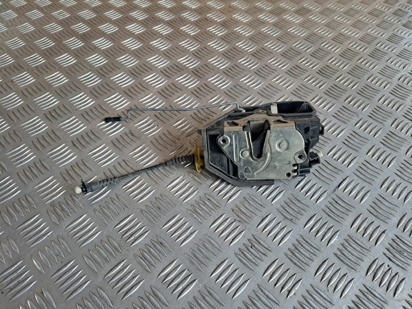 Priekšējo kreiso durvju slēdzene priekš BMW 525 E60 2004 BLACK 1 Priekšējo kreiso durvju slēdzene priekš BMW 525 E60 2004 BLACK