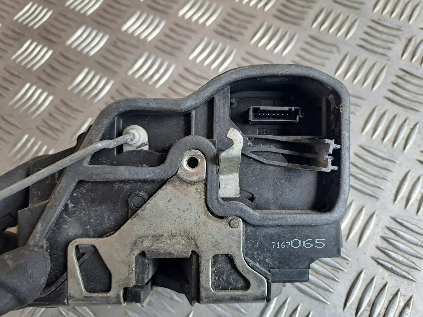 Priekšējo kreiso durvju slēdzene priekš BMW 525 E60 2004 BLACK 2 Priekšējo kreiso durvju slēdzene priekš BMW 525 E60 2004 BLACK