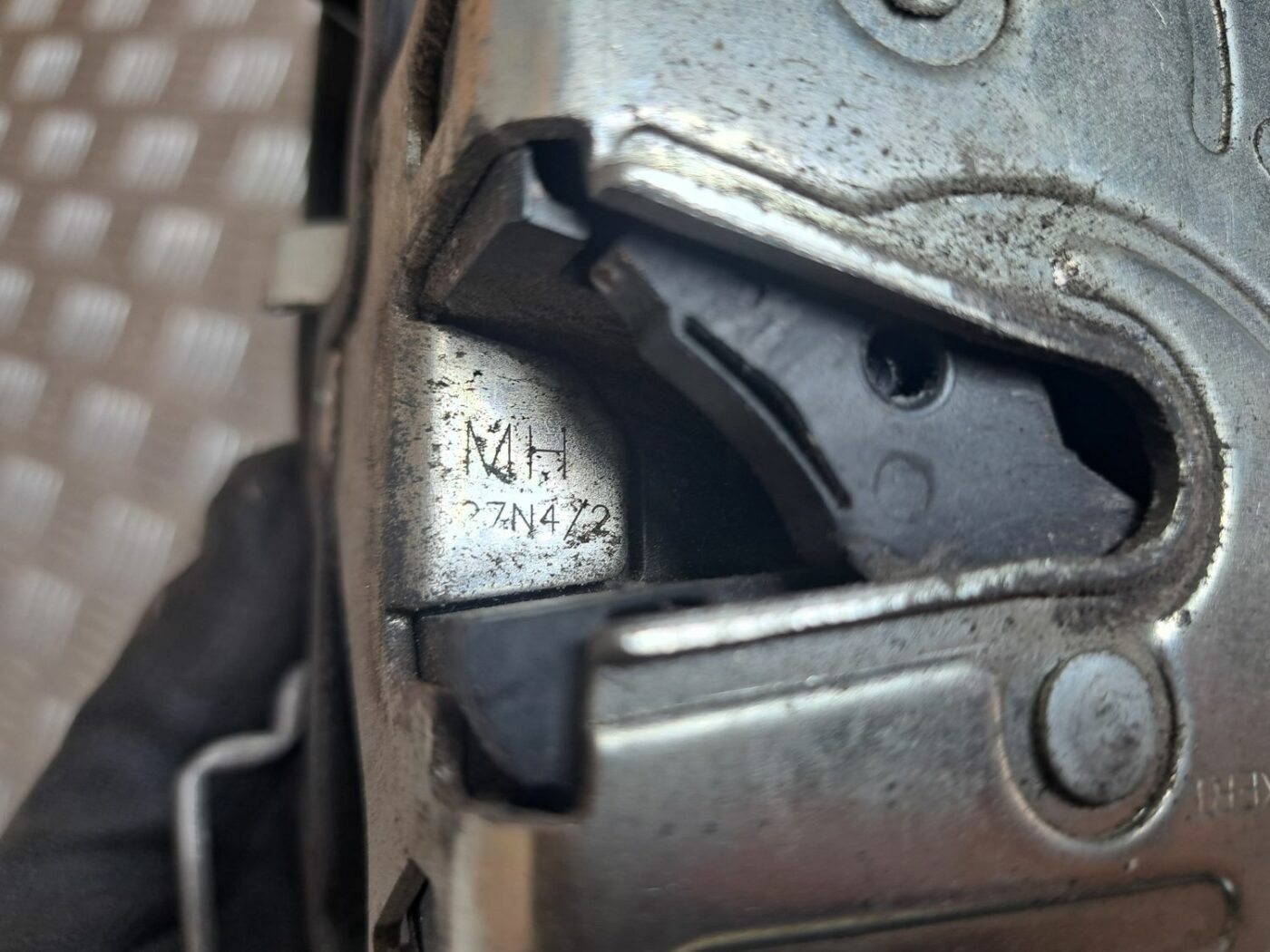 Priekšējo kreiso durvju slēdzene priekš BMW 525 E60 2004 BLACK 4 Priekšējo kreiso durvju slēdzene priekš BMW 525 E60 2004 BLACK