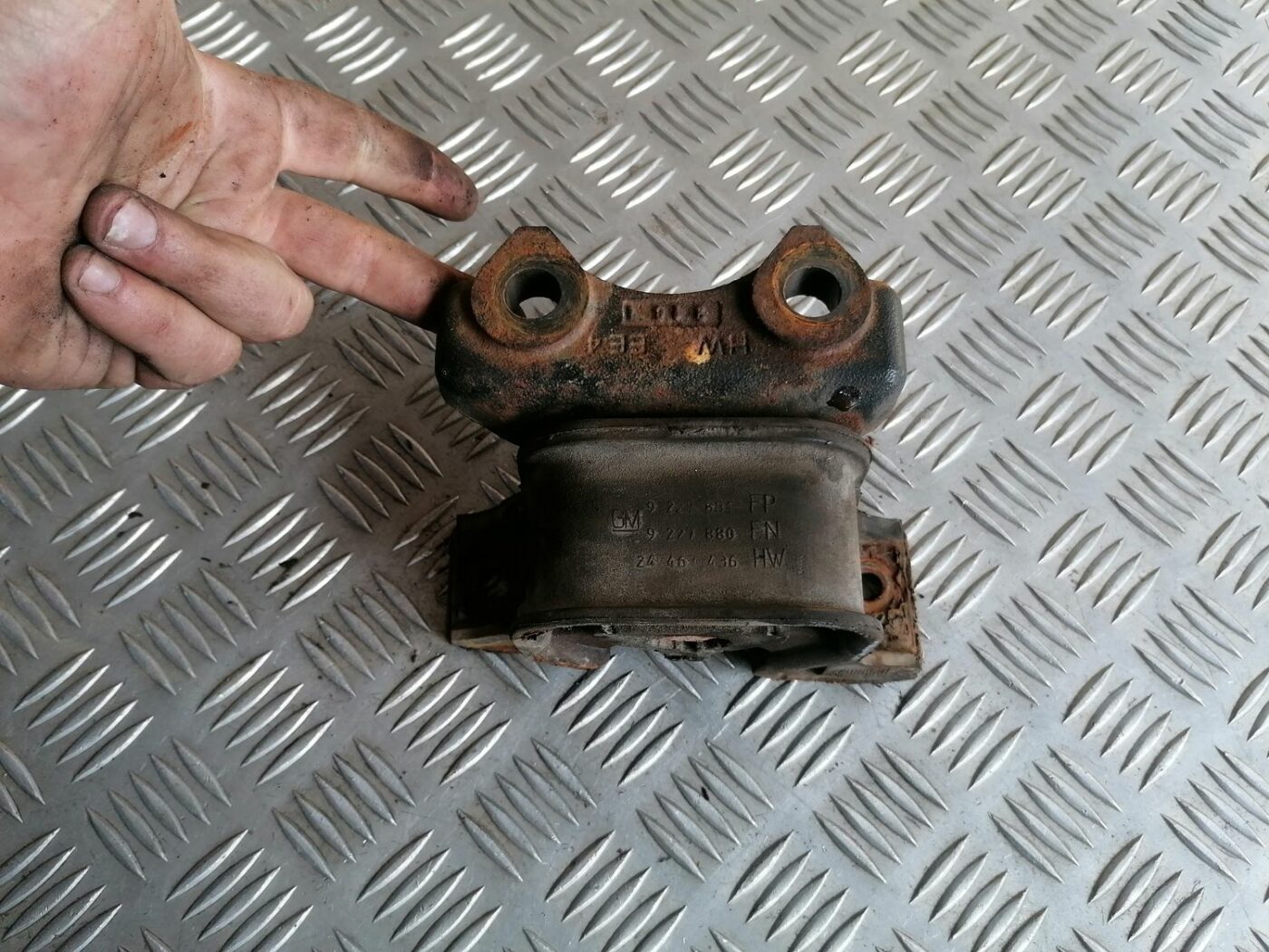 Dzinēja spilvens priekš OPEL MERIVA 2004 2 Dzinēja spilvens priekš OPEL MERIVA 2004
