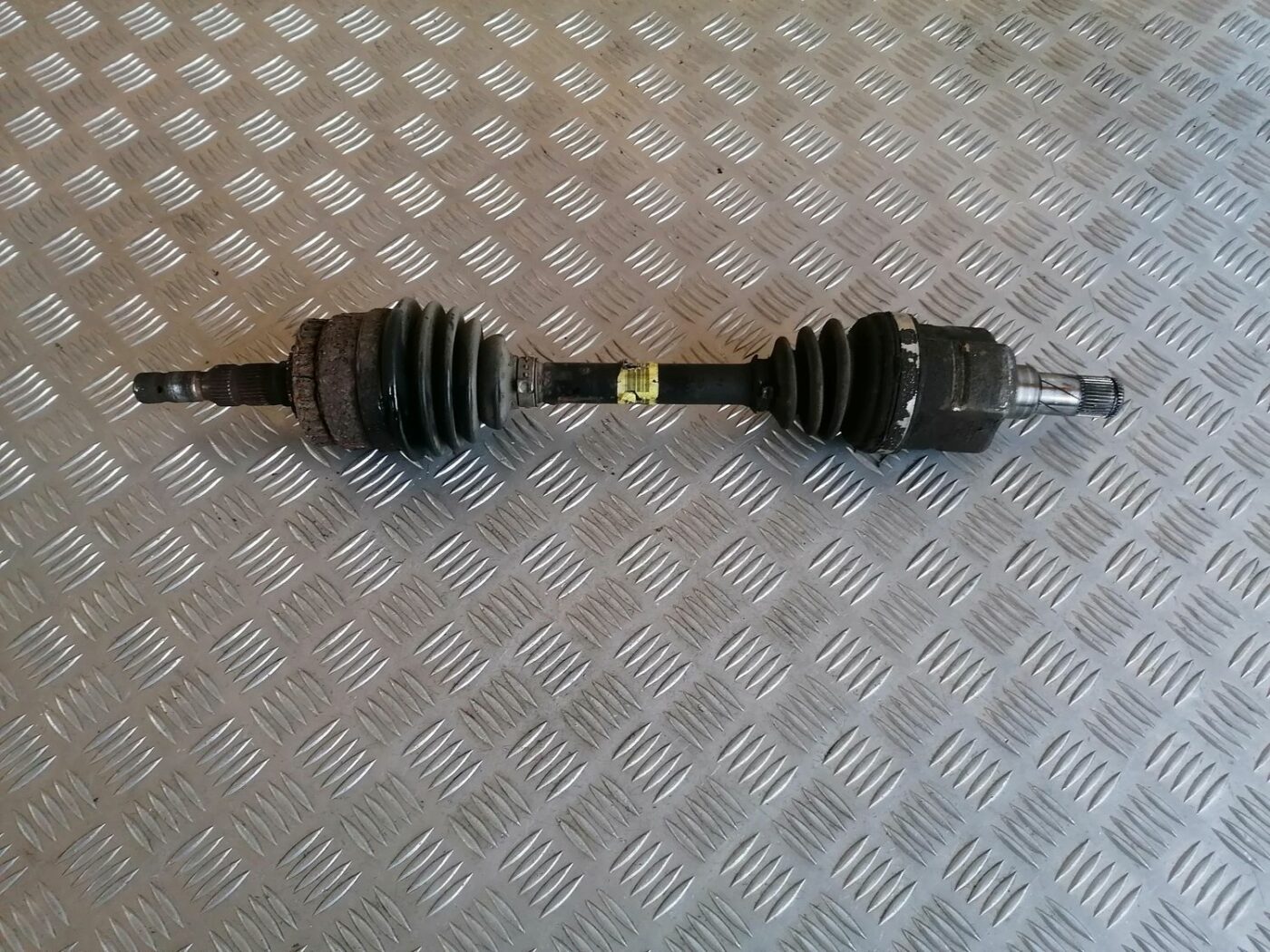 Pusass priekšējā kreisā priekš OPEL MERIVA 2004 1 Pusass priekšējā kreisā priekš OPEL MERIVA 2004