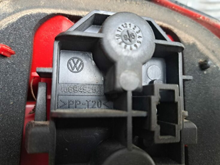 Aizmugurējais labais lukturis priekš VW GOLF IV 1999