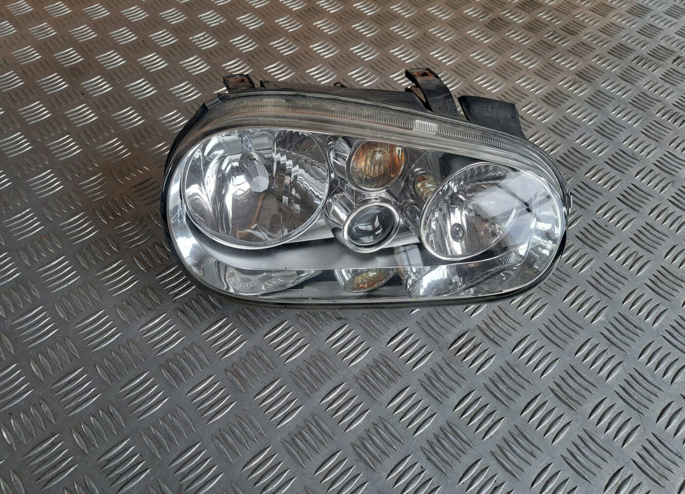 Priekšējais labais lukturis priekš VW GOLF IV 1999 1 Priekšējais labais lukturis priekš VW GOLF IV 1999