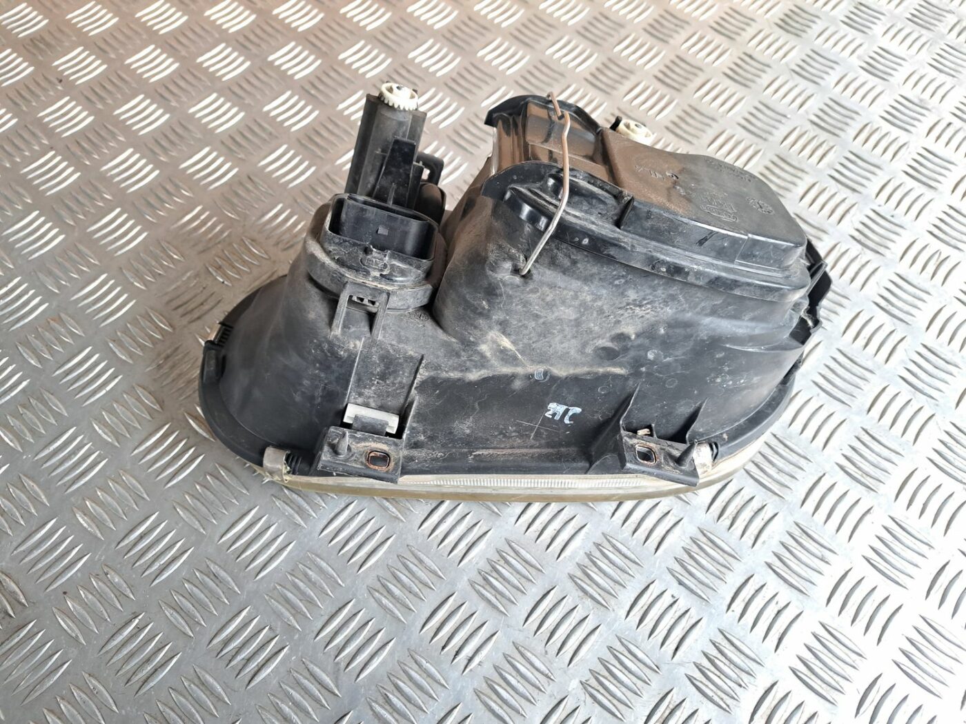 Priekšējais labais lukturis priekš VW GOLF IV 1999 7 Priekšējais labais lukturis priekš VW GOLF IV 1999