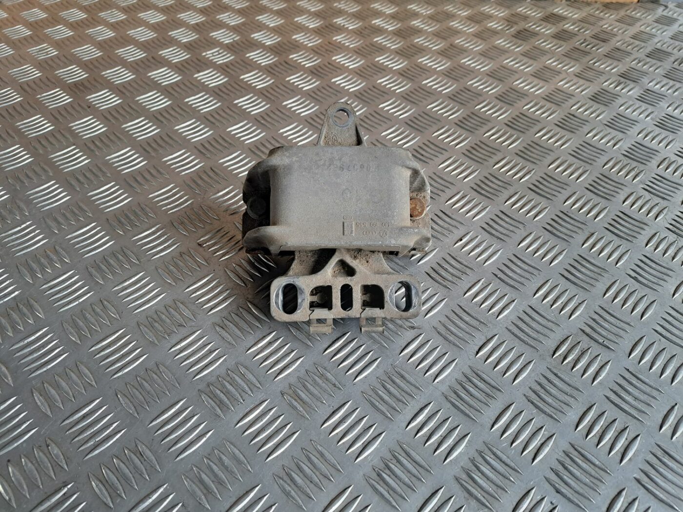 Dzinēja spilvens priekš VW GOLF IV 1999 1 Dzinēja spilvens priekš VW GOLF IV 1999