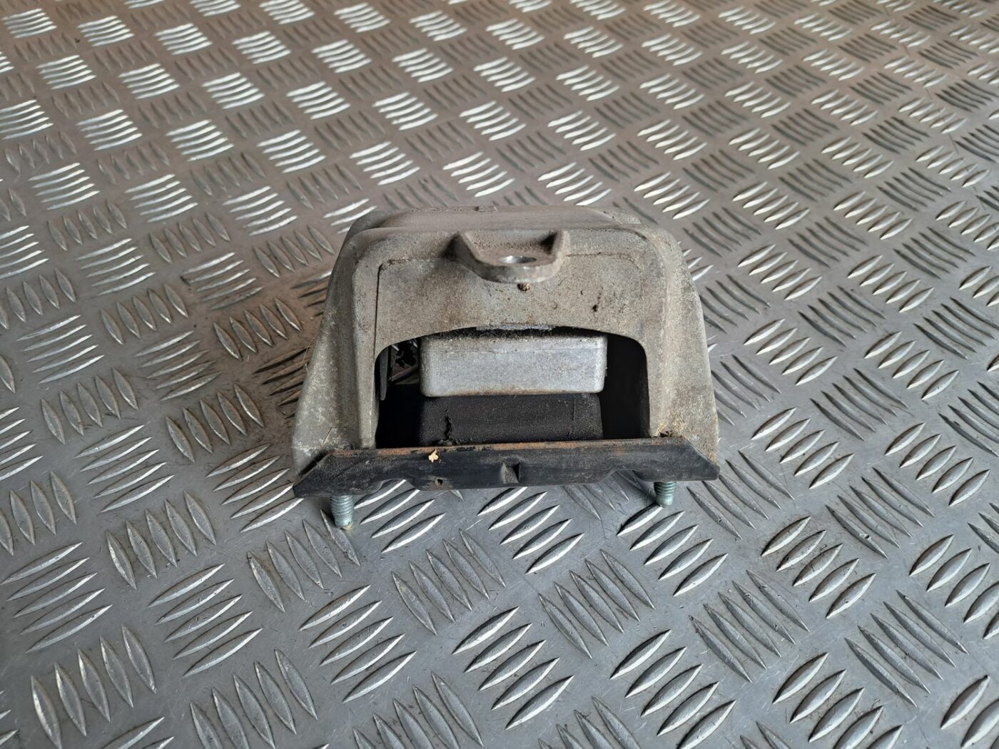 Dzinēja spilvens priekš VW GOLF IV 1999 2 Dzinēja spilvens priekš VW GOLF IV 1999