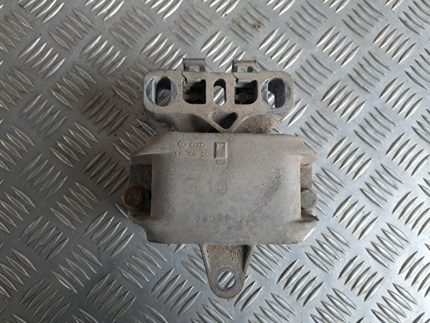Dzinēja spilvens priekš VW GOLF IV 1999 3 Dzinēja spilvens priekš VW GOLF IV 1999