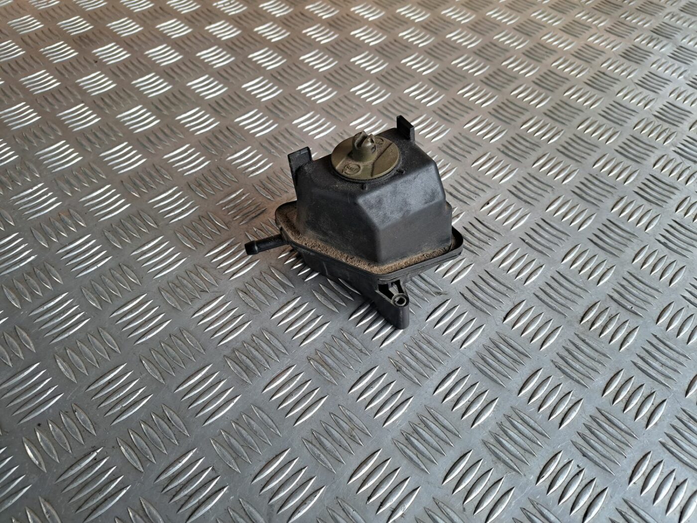 Stūres pastiprinātāja tvertne priekš VW GOLF IV 1999 1 Stūres pastiprinātāja tvertne priekš VW GOLF IV 1999