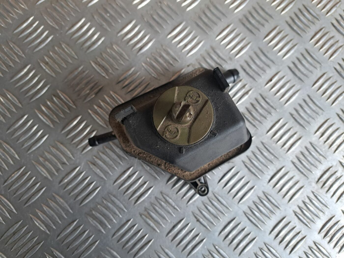 Stūres pastiprinātāja tvertne priekš VW GOLF IV 1999 2 Stūres pastiprinātāja tvertne priekš VW GOLF IV 1999