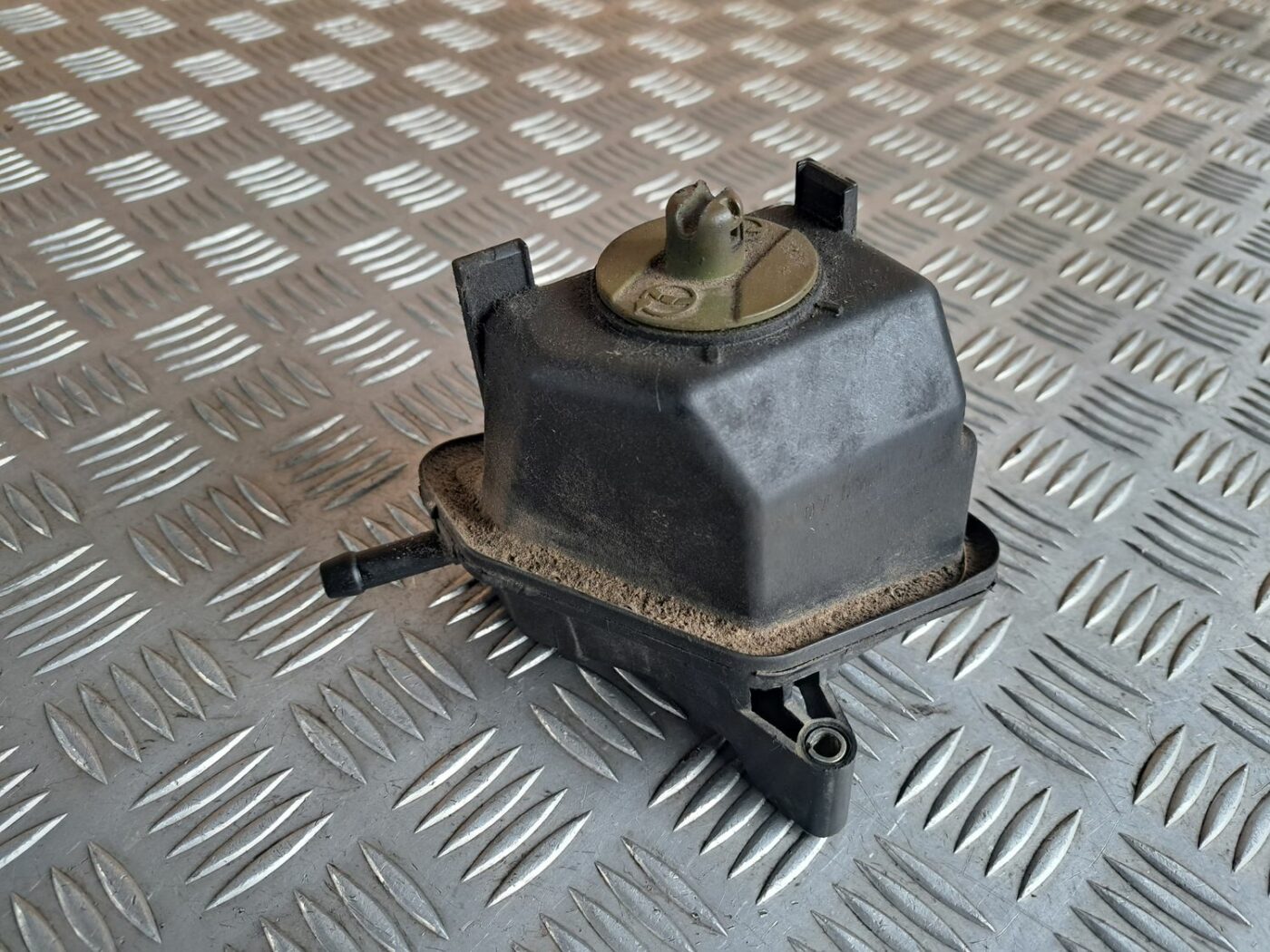 Stūres pastiprinātāja tvertne priekš VW GOLF IV 1999 4 Stūres pastiprinātāja tvertne priekš VW GOLF IV 1999