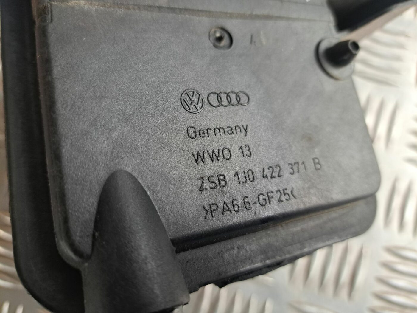 Stūres pastiprinātāja tvertne priekš VW GOLF IV 1999 3 Stūres pastiprinātāja tvertne priekš VW GOLF IV 1999