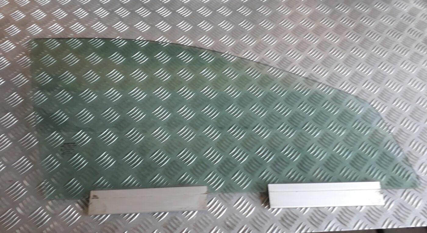 Priekšējo labo durvju stikls priekš VOLVO S60 2007 1 Priekšējo labo durvju stikls priekš VOLVO S60 2007