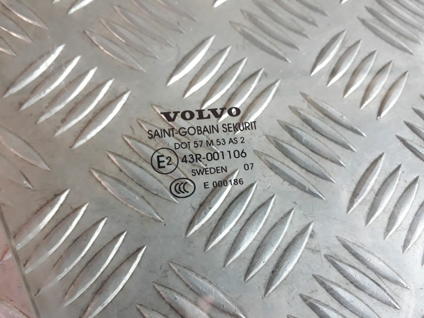 Priekšējo labo durvju stikls priekš VOLVO S60 2007 2 Priekšējo labo durvju stikls priekš VOLVO S60 2007